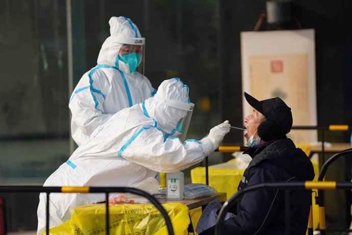 Una persona se realiza una prueba de coronavirus en Pekín, China.