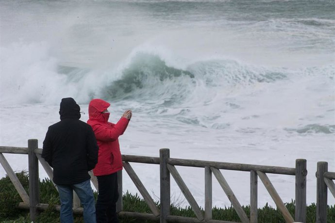 Fuerte oleaje en la costa de Ribadeo con la llegada del temporal Bella, en Lugo, Galicia (España), a 27 de diciembre de 2020.