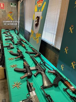 Arsenal de armas del narcotráfico  intervenido por la Guardia Civil en Málaga en una operación con tres detenidos