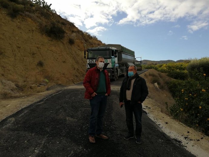El director general del Agua, Sebastián Delgado, y el alcalde de Ricote, Rafael Guillamón, durante su visita a las obras del camino del Rincón/la Paulina