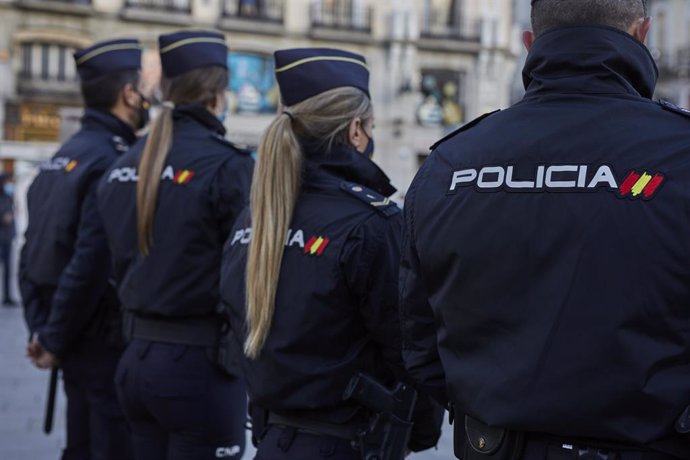 Varios agentes de la Policía Nacional durante la presentación de la Jefatura Superior de Policía de un dispositivo especial de seguridad en el marco de la 'Operación Navidad' en la Puerta del Sol, Madrid (España), a 16 de diciembre de 2020. La Policía N