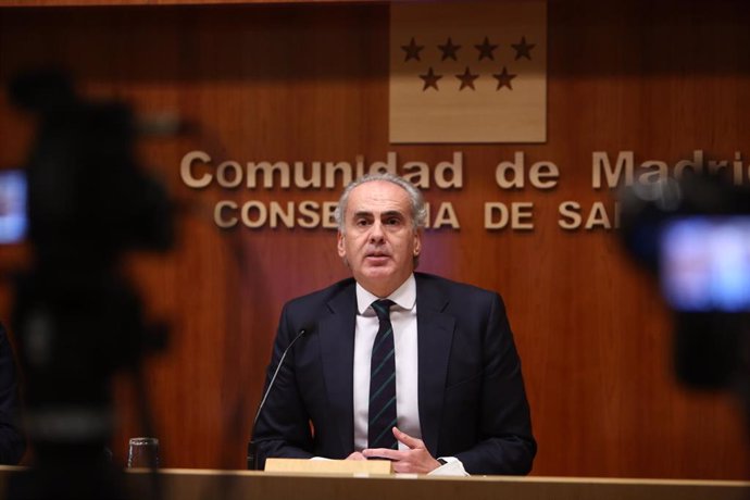 El consejero de Sanidad de la Comunidad de Madrid, Enrique Ruiz Escudero durante la rueda de prensa para actualizar la situación epidemiológica y asistencial en la región, en la Consejería de Sanidad, en Madrid (España), a 26 de diciembre de 2020. Duran