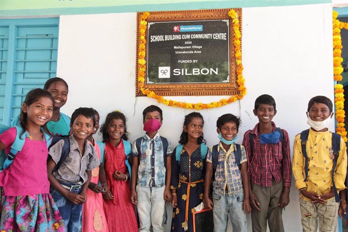 Los niños de la nueva aldea ante el colegio.