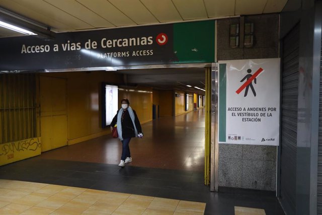 Una persona en la Estación de Chamartín