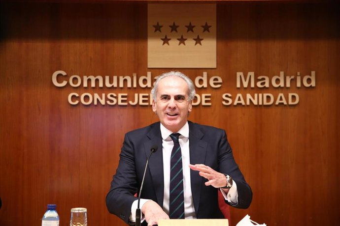 El consejero de Sanidad de la Comunidad de Madrid, Enrique Ruiz Escudero durante la rueda de prensa para actualizar la situación epidemiológica y asistencial en la región, en la Consejería de Sanidad, en Madrid (España), a 26 de diciembre de 2020. Duran