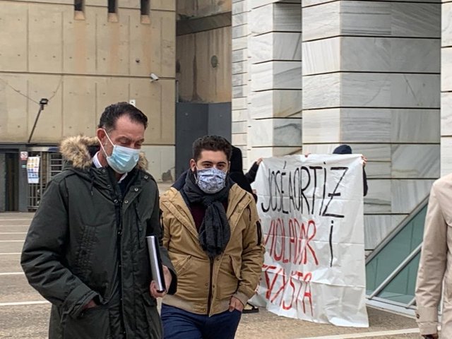 José Antonio Ortiz Cambray (E) arriba als jutjats de Lleida, acompanyat d'un testimoni, el 25 de novembre.