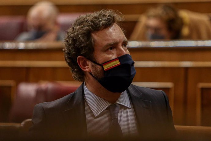 El portavoz parlamentario de Vox, Iván Espinosa de los Monteros, durante una sesión plenaria en el Congreso de los Diputados, en Madrid (España), a 15 de diciembre de 2020. 