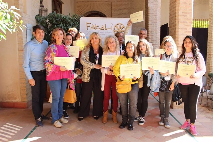 Un grupo de personas tras terminar sus prácticas profesionales gracias a Fakali.