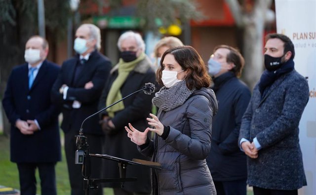 La presidenta de la Comunidad de Madrid, Isabel Díaz Ayuso, durante su visita al dispositivo de test de antígenos que el Gobierno regional ha puesto en marcha en Mercamadrid