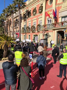 Imagen de la concentración de los vecinos del Polígono de la Paz en las puertas del Ayuntamiento de Murcia