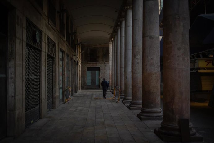 Un home camina per una galeria a Barcelona. Catalunya (Espanya), 16 de novembre del 2020. 