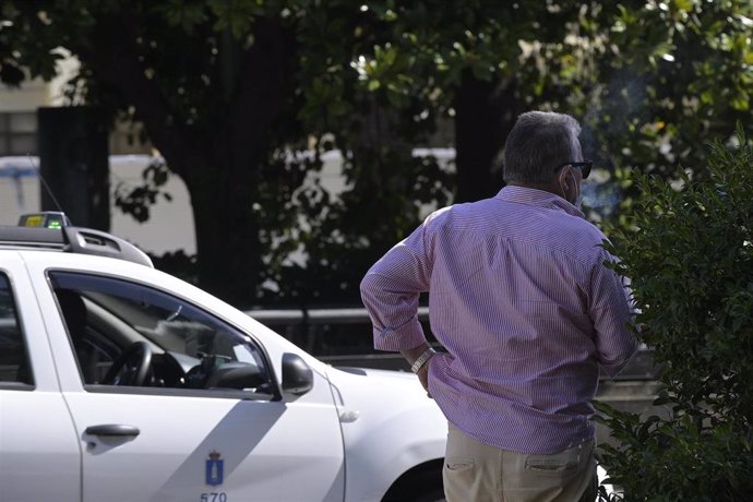 Una persona fuma durante el primer día de la prohibición de realizarlo en la vía pública en Galicia si no existe una distancia de dos metros de separación con otras personas 