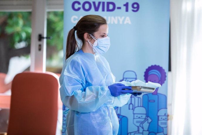 Enfermera de la residencia de mayores Feixa Llarga de L'Hospitalet de Llobregat, en Barcelona (España), durante el primer día de vacunación en España contra la Covid-19, a 27 de diciembre de 2020.