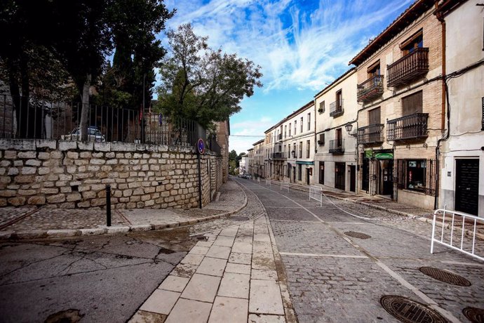 Una calle con varias vallas en Chinchón, un día antes de que el municipio sea confinado para frenar la expansión del coronavirus, en Chinchón (España), a 8 de noviembre de 2020. Chinchón, junto a otros siete municipios y dos nuevas zonas básicas de salu