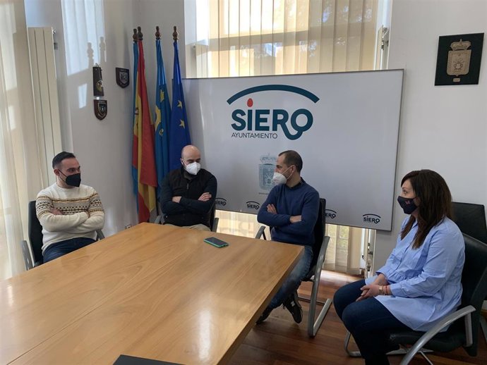 Laura Gutiérrez, a la derecha