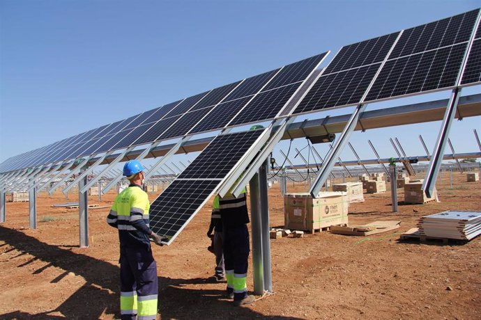 Imagen de la construcción de la planta fotovoltaica de Endesa en Carmona (Sevilla).
