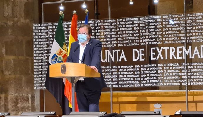 El presidente de la Junta de Extremadura, Guillermo Fernández Vara, en rueda de prensa