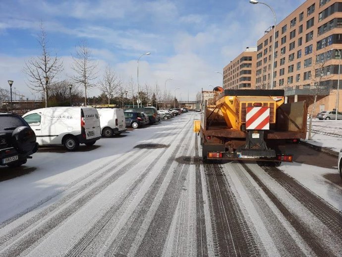 Una máquina quita la nieve y el hielo en una calle de Soria