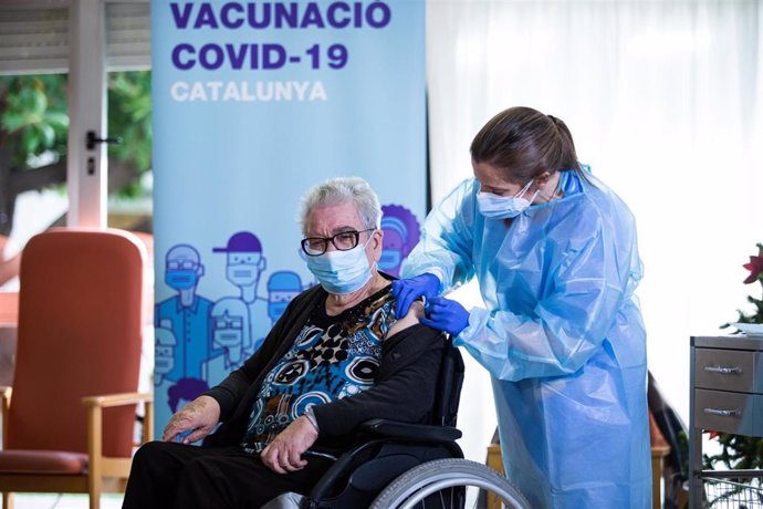 Josefa Pérez de 89 años, la primera mujer en vacunarse en Cataluña, durante el primer día de vacunación en España contra la Covid-19, en la residencia de mayores Feixa Llarga de L'Hospitalet de Llobregat, en Barcelona (España), a 27 de diciembre de 2020.