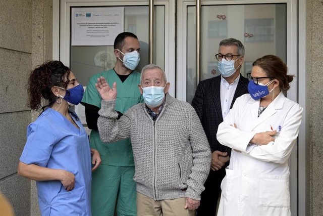 Juan Molina, de 86 años, natural de Úbeda (Jaén),  primer vacunado contra la Covid-19 en el área sanitaria coruñesa