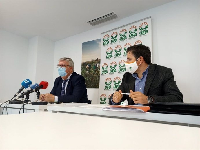 El secretario general de UPA-Andalucía, Miguel Cobos, y el secretario de Agricultura de esta organización, Cristóbal Cano, este martes en rueda de prensa.