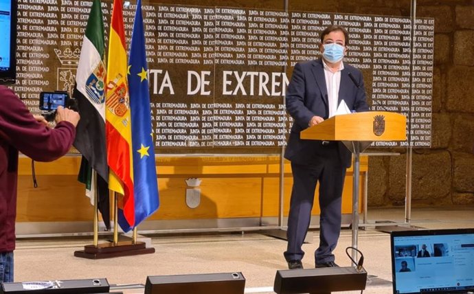 El presidente de la Junta de Extremadura, Guillermo Fernández Vara, en rueda de prensa