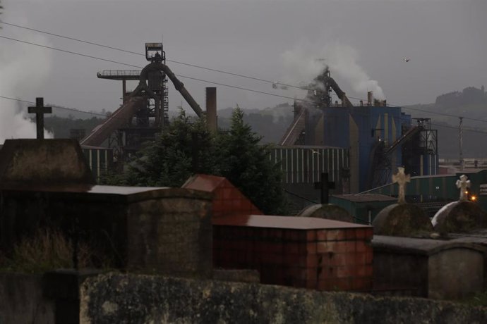 Vista de la fábrica de acero de ArcelorMittal en Gijón desde el cementerio de Poago, Asturias.