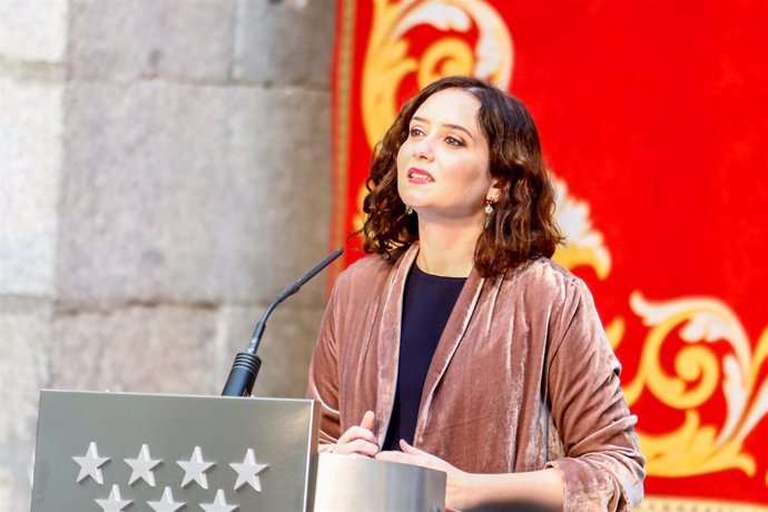 La presidenta de la Comunidad de Madrid, Isabel Díaz Ayuso, ofrece una rueda de prensa tras mantener el último Consejo de Gobierno del año, en Madrid (España), a 29 de diciembre de 2020. Ayuso, ha resumido el año 2020 como el del "dolor, la solidaridad 