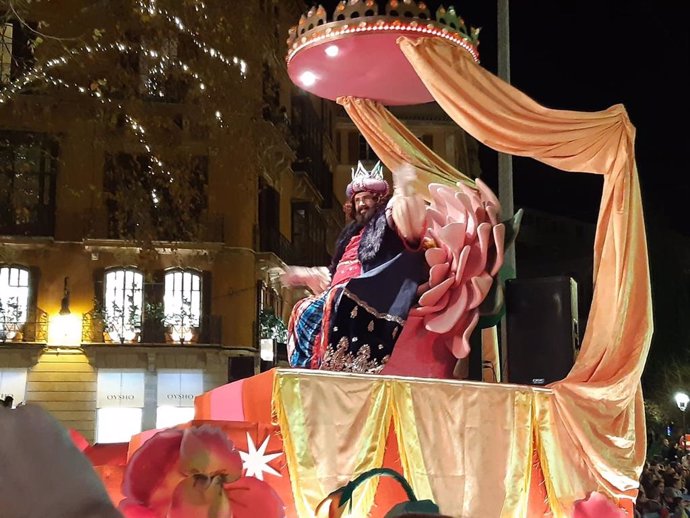 El rey Gaspar en un momento de la Cabalgata de Reyes Magos 2020 de Palma.