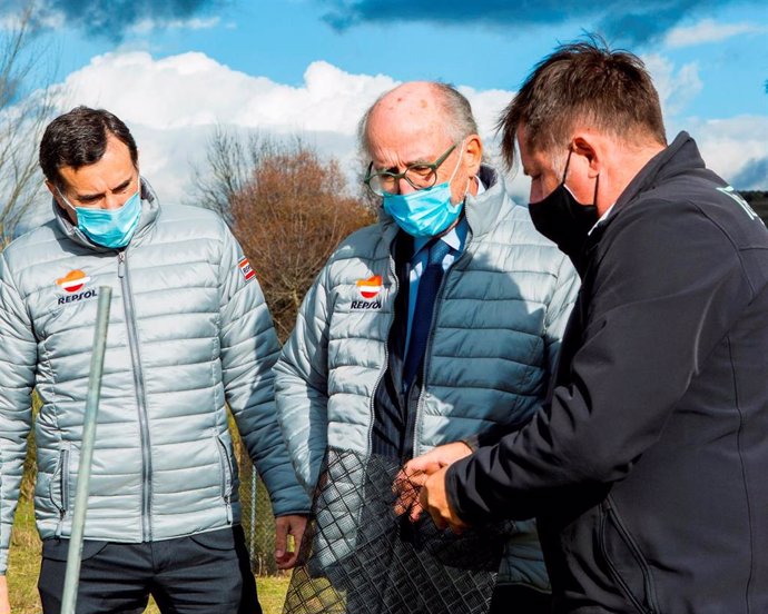 El presidente de Repsol, Antonio Brufau, visita los trabajos de reforestación