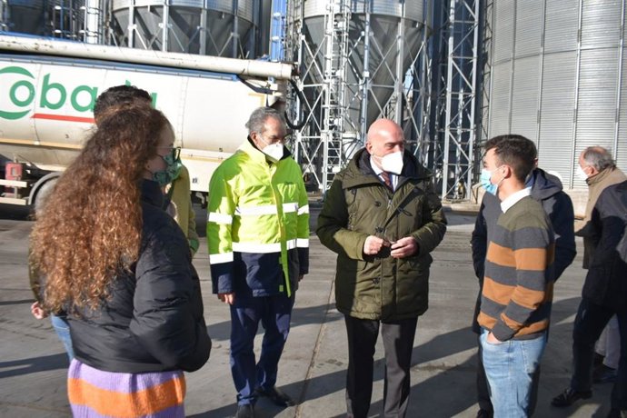Carnero (C) en su visita a la cooperativa zamorana Cobadu.