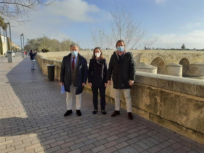 Casanueva, entre Fuentes y Repullo, ante el Puente Romano de Córdoba.