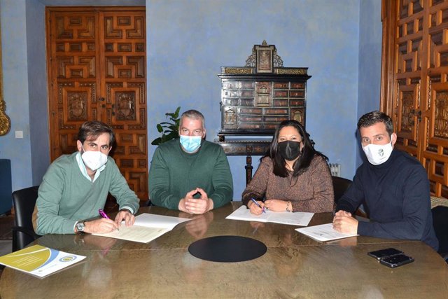 La presidenta de Iprodeco y vicepresidenta primera de la Diputación, Dolores Amo, en la firma con el Ayuntamiento de La Carlota.