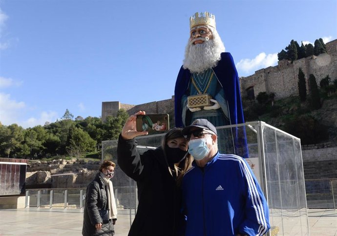 El Ayuntamiento De Málaga Informa: Figuras Gigantes De Los Reyes Magos Se Instalan En El Centro Histórico Con Cerca De 5 Metros De Altura