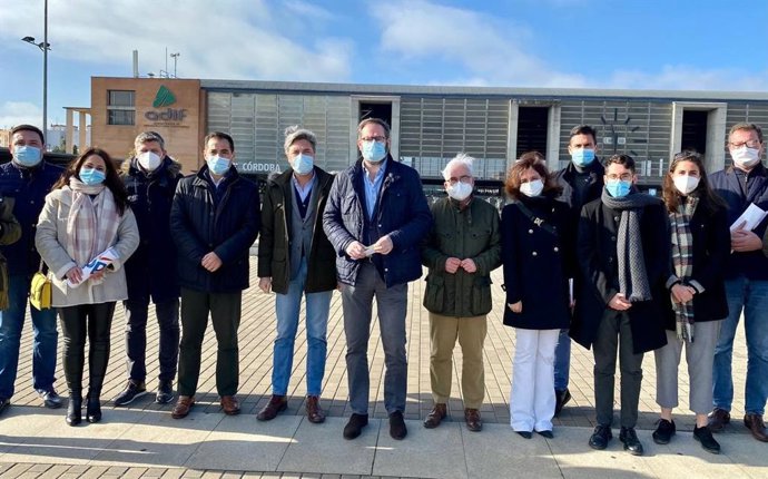 Molina y Lorite (centro) ante la Estación de Córdoba, junto a portavoces del PP en los municipios que reclaman el Cercanías entre Palma y Villa del Río.