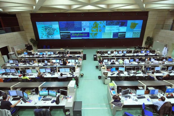 Imagen de la sala de controladores del Centro Nacional de Supervisión y Operación de Movistar.