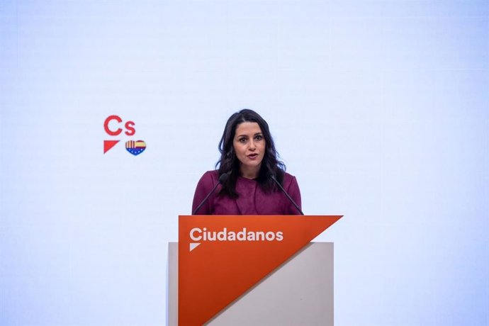 La presidenta de Ciudadanos, Inés Arrimadas, en rueda de prensa en la sede del partido.