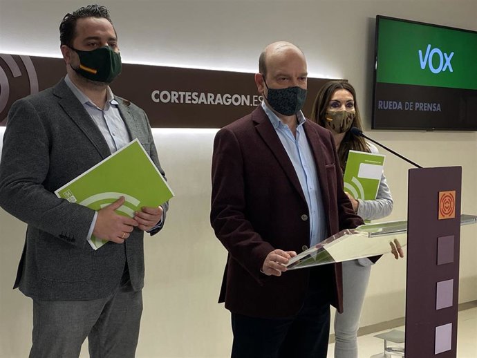 Los diputados de Vox en las Cortes, David Arranz, Santiago Morón y Marta Fernández