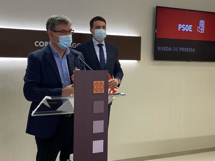 El portavoz del PSOE en las Cortes de Aragón, Vicente Guillén, y el diputado Óscar Galeano