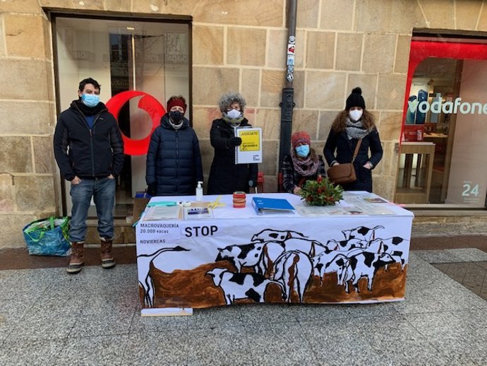 Miembros de Hacendera, en la mesa informativa.