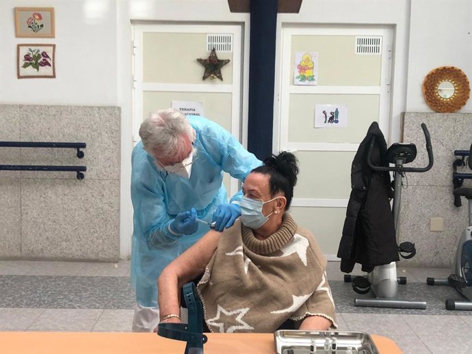 María del Carmen Fernández, primera vacunada en el área sanitaria de Lugo