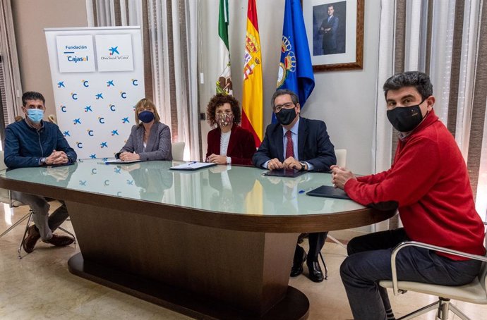 Acuerdo entre la Diputación, Fundación Cajasol y Fundación 'La Caixa' para promover la mejora del sector agroalimentario. 