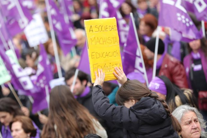 Una niña con un cartel en el que pone "A sociedad machista educación feminista" en la manifestación del 8M, en Madrid a 8 de marzo de 2020.