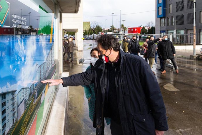 El Consejero De Obras Públicas, Ordenación Del Territorio Y Urbanismo, José Luis Gochicoa, Asiste Al Inicio De Las Obras De Reconstrucción De Los Garajes De Nueva Montaña