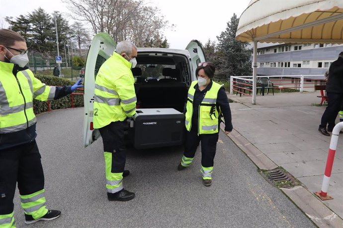 Llegada a Navarra de las primeras dosis de la vacuna frente al Covid-19, que se han comenzado a administrar este domingo, 27 de diciembre, en la Residencia 'El Vergel' de Pamplona.