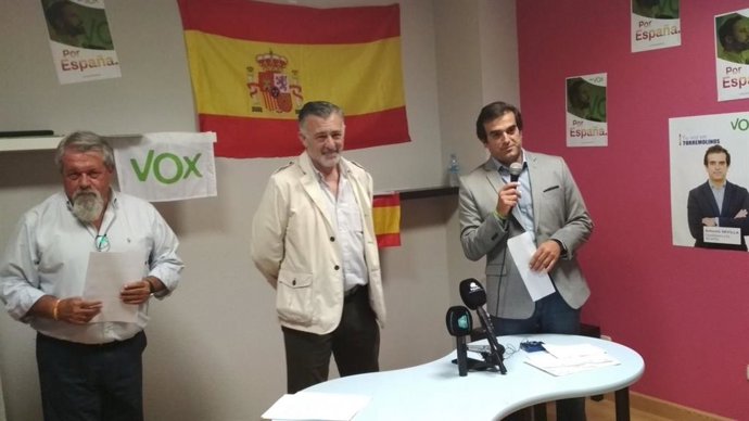 El número 1 de Vox en Torremolinos y ahora presidente de la gestora de Vox en Málaga, Antonio Sevilla, a la izquierda de la imagen en una foto de archivo junto al expresidente provincial de Vox, José Enrique Lara 