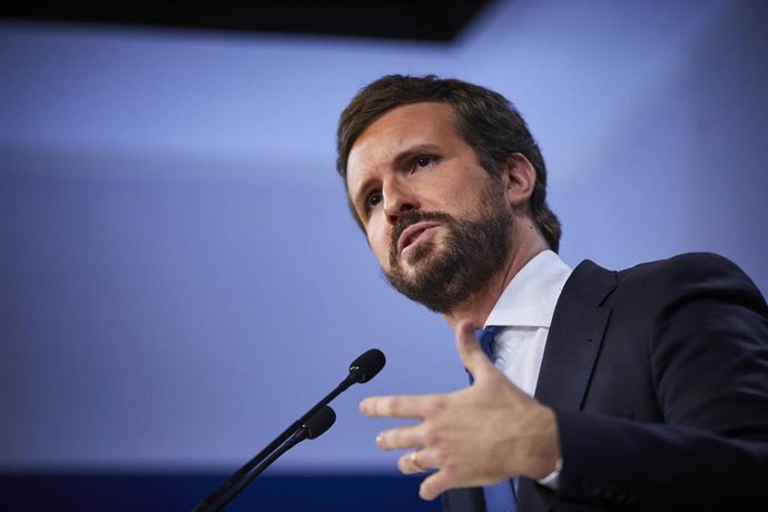 El presidente del Partido Popular (PP) Pablo Casado, comparece en rueda de prensa para hacer balance del año 2020 en la sede del partido, en Madrid