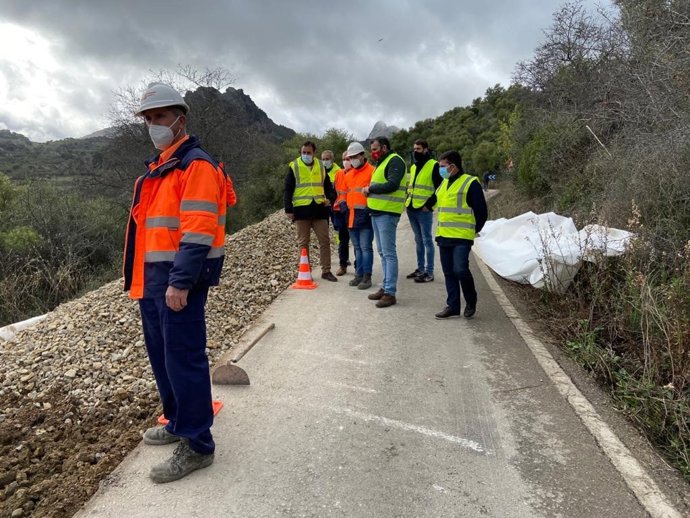 Javier Pizarr visitando las obras de Diputación en carreteras en Grazalema