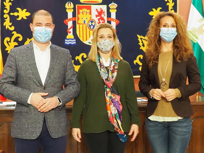 De Izquierda a derecha el delegado de Hacienda y teniente alcalde de Alcalá de Guadaíra, Jesús Mora, la alcaldesa, Ana Isabel Jiménez, y la Teniente de Alcalde, Rosa Carro.
