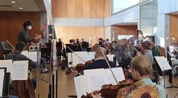 Imagen del ensayo de la Orquesta Sinfónica de la Región de Murcia para el próximo concierto bajo la batuta de Cristóbal Soler.